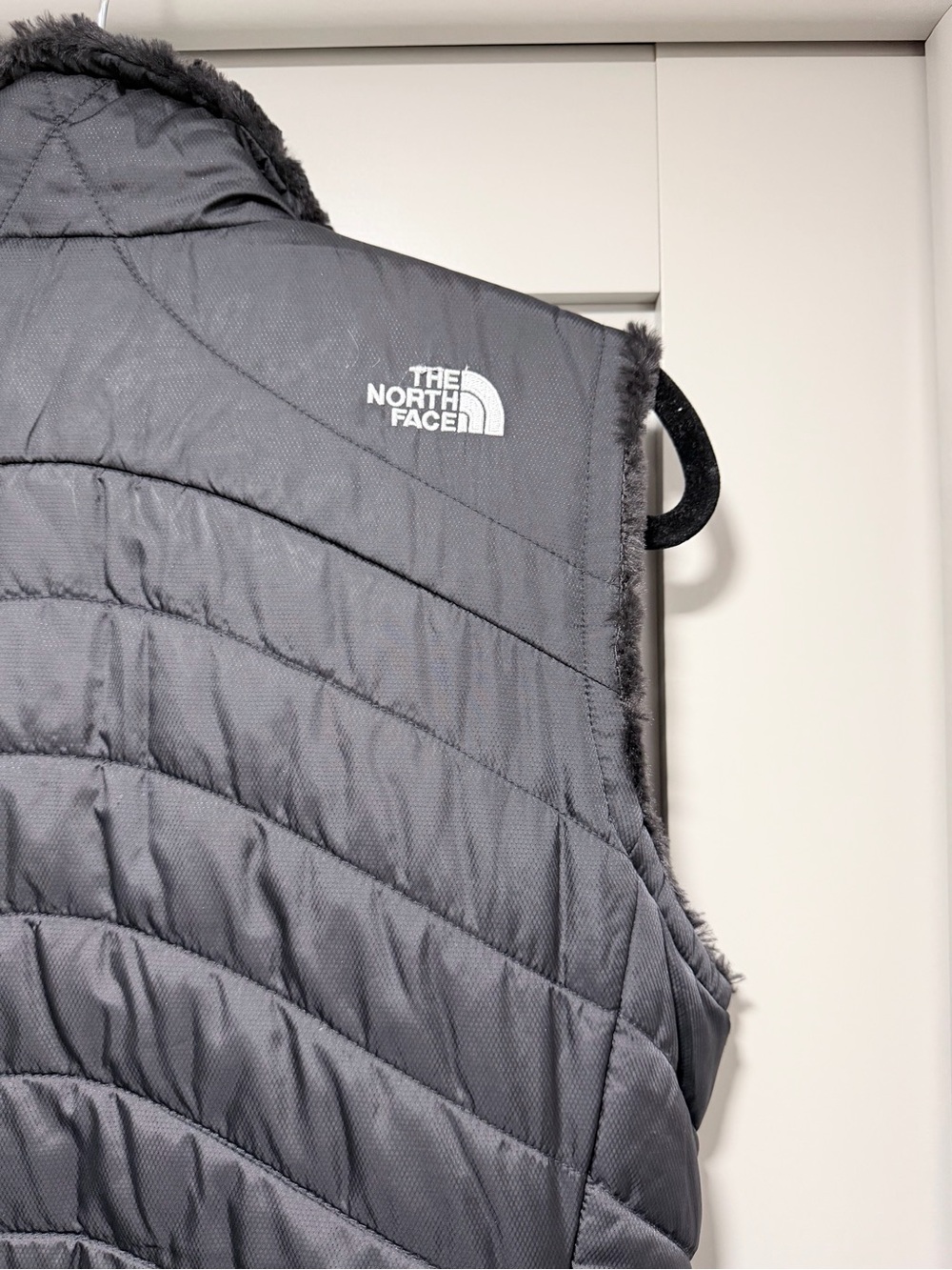The North Face Women's reversible Black Quilted Vest - Picture 10 of 12